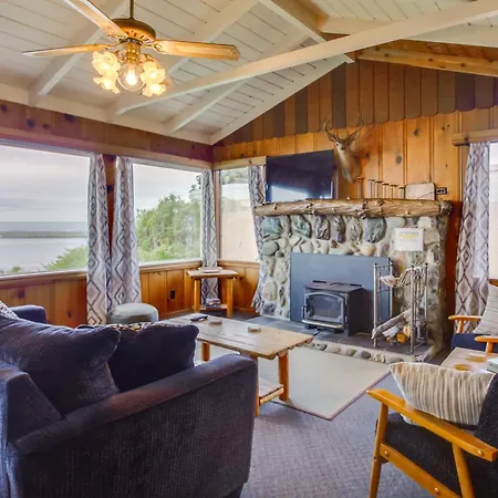 Rustic Coastal Smith River Cottage With Ocean Views! Exterior photo